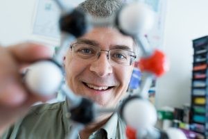 Chemistry professor wins top prize for contributions to chemistry education